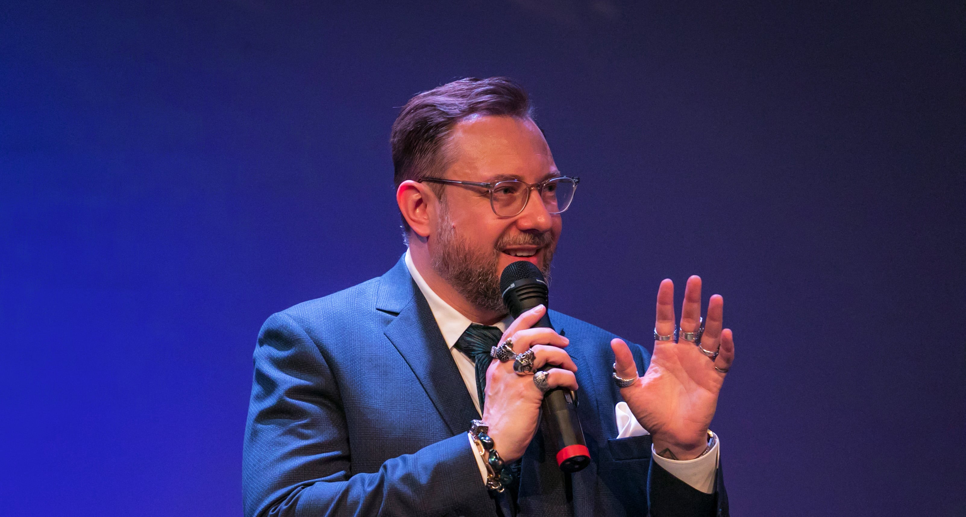 Mehr über den Artikel erfahren Wie du als Speaker wirklich begeisterst